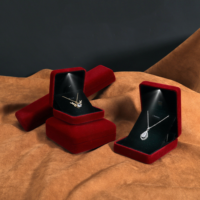 Luxury Dark Red Wedding Ring Velvet Box Jewelry Packaging Necklace Box Led Ring Packaging Jewelry Storage Box with LED Light