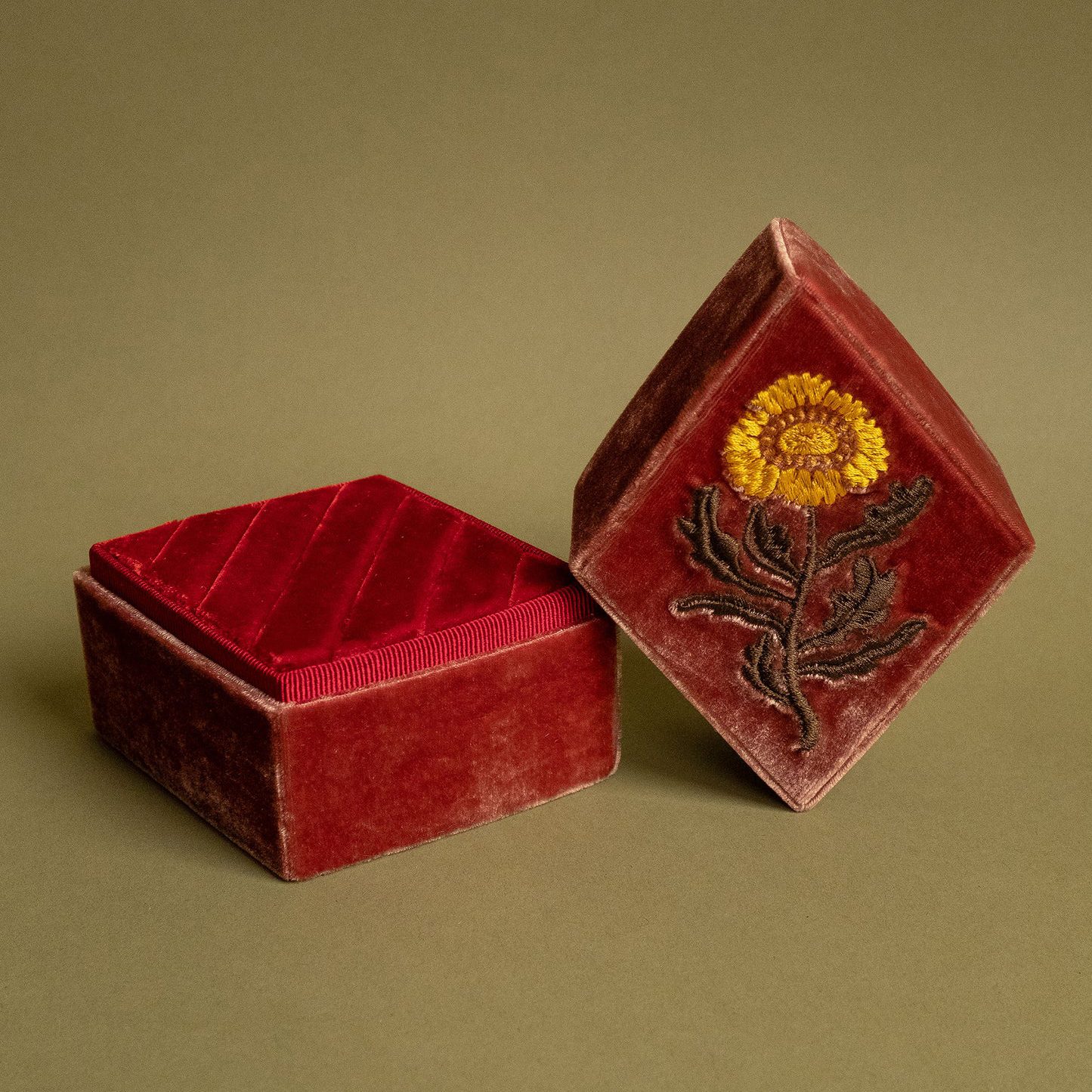velvet ring box (7) velvet ring box (7)