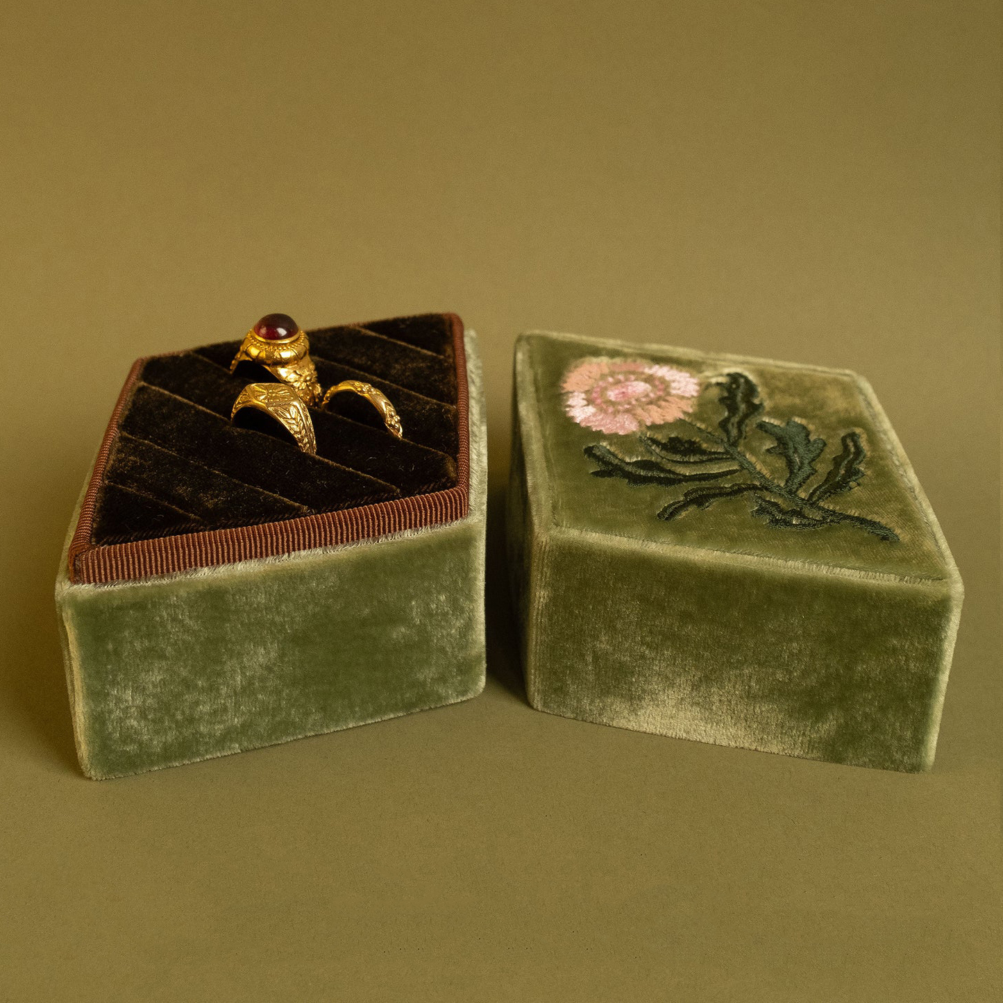 velvet ring box (9) velvet ring box (9)