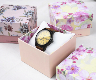 Custom new style pink watches box with pillow for women wholesale in EECA