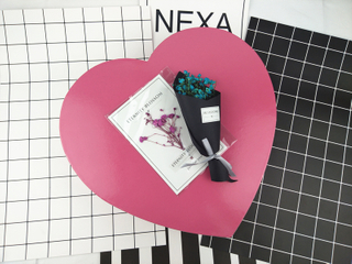 Custom Rosy heart–shaped box/love shaped box/waterproof flower paper with lid made in EECA China