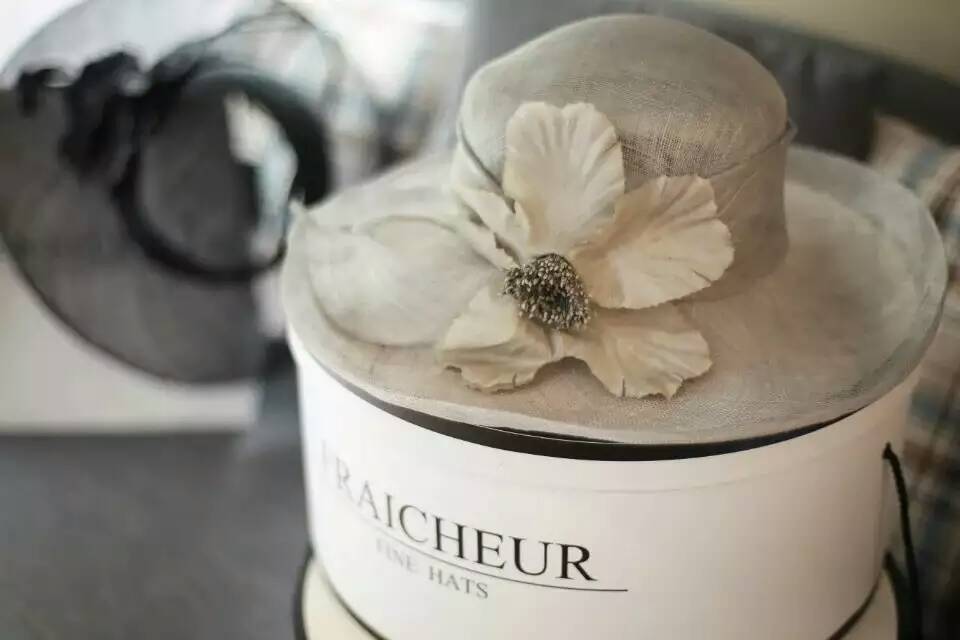 Luxury design round hat box for topper wholesales in EECA