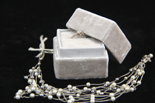 Custom design velvet ring box/wedding jewelry ring box/engagement ring box in EECA