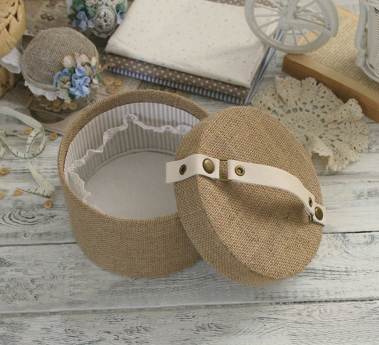 Handmade Natural Jute Burlap Storage Basket Portable Packaging Paper Box with White Handle Round Storage Decoration Box