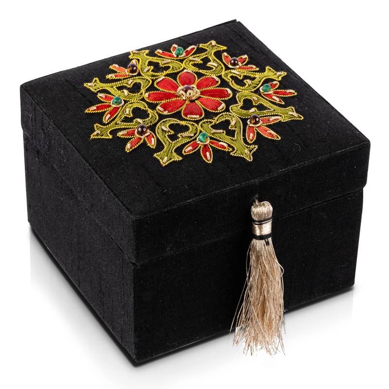 Custom Logo Embroidered Velvet Jewelry Storage Box Ring Earrings Pendant Necklace Jewelry Packaging Box With Tassel