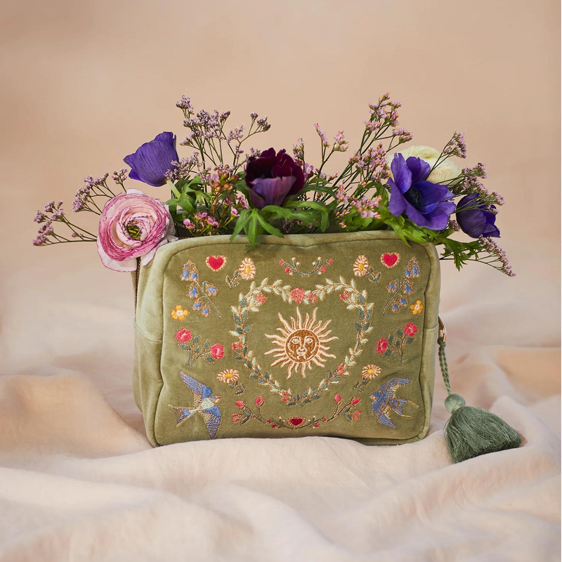 Personalized Women Skincare Travel Makeup Cosmetic Pouch Bag Embroidered Flower Velvet Cosmetic Clutch Bag Set with Tassels Zip