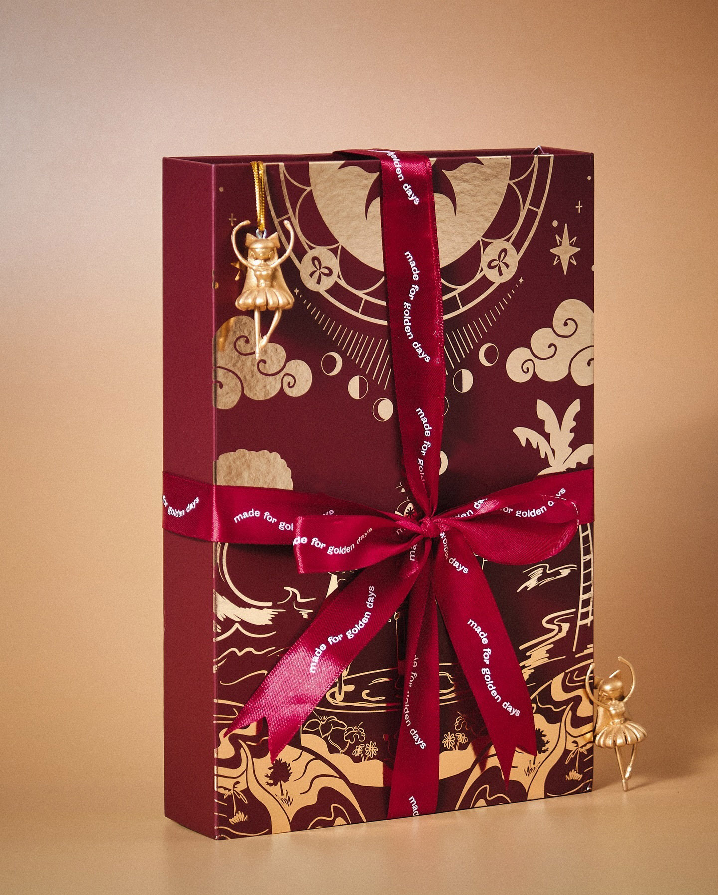 Elegant Flip-Top Desk Calendar – Festive Christmas Edition