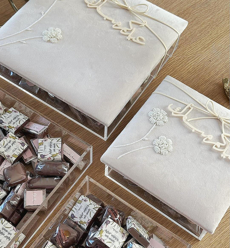 Premium Wedding Favour Candy Box Fabric Embroidered Box White Beaded Transparent Sweets Chocolate Bonbon Packaging Box