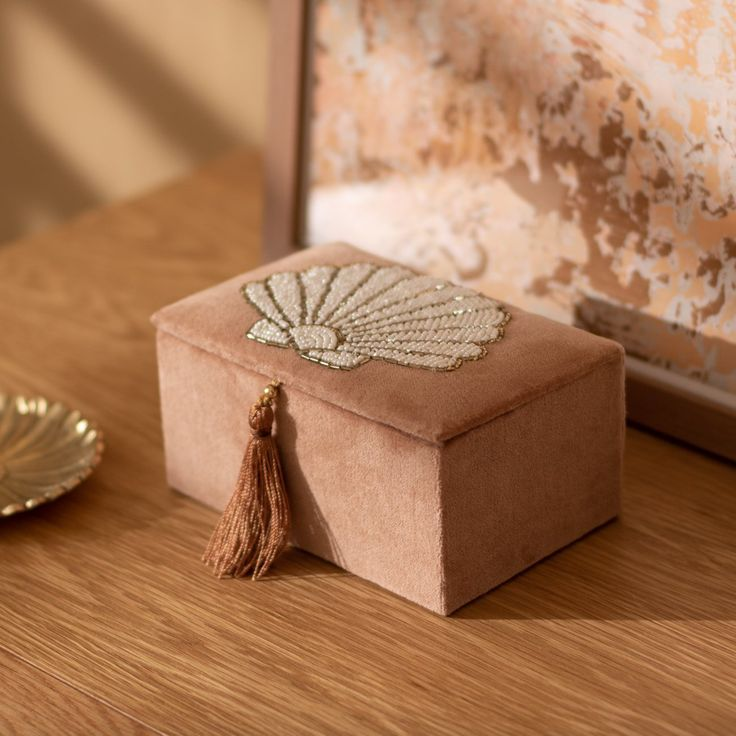 Handmade Magnetic Flip Embroidery Jewelry Box Earring Ring Jewelry Box Velvet Star And Moon Gold Beaded Jewelry Box with Tassel