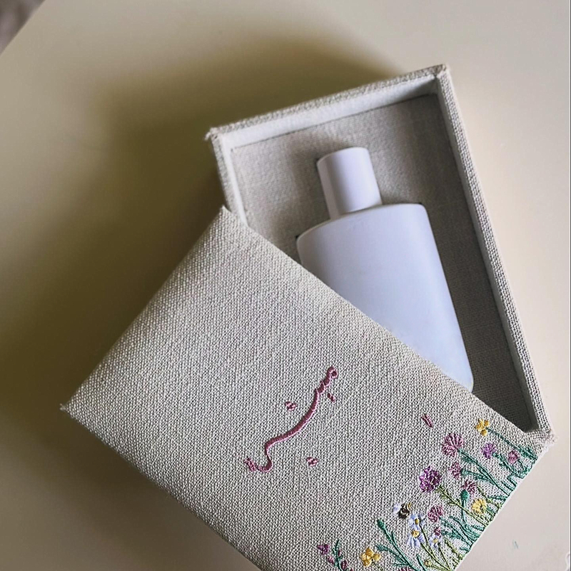Handmade Square White Perfume Gift Box Packaging Fabric Cardboard Box Magnetic Perfume Bottle Sample Box With Embroidered Cover