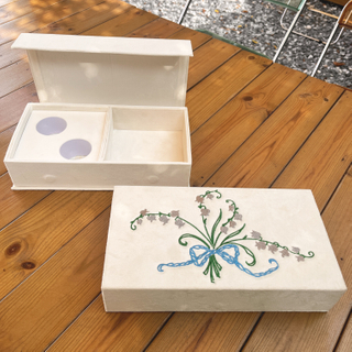 Flip Custom Elegant Velvet Perfume Box Packaging Empty Bottle 50ml Magnetic Design Flowers Embroidered Skincare Perfume Gift Box