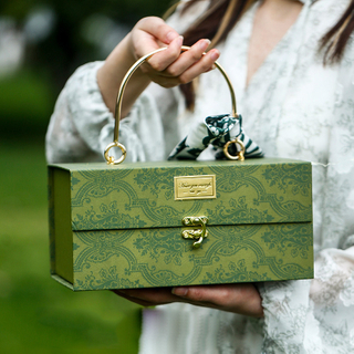 Eco-friendly Elegant Perfume Cosmetic Present Box Wedding Favors Gift Packaging with Metallic Lock Closure