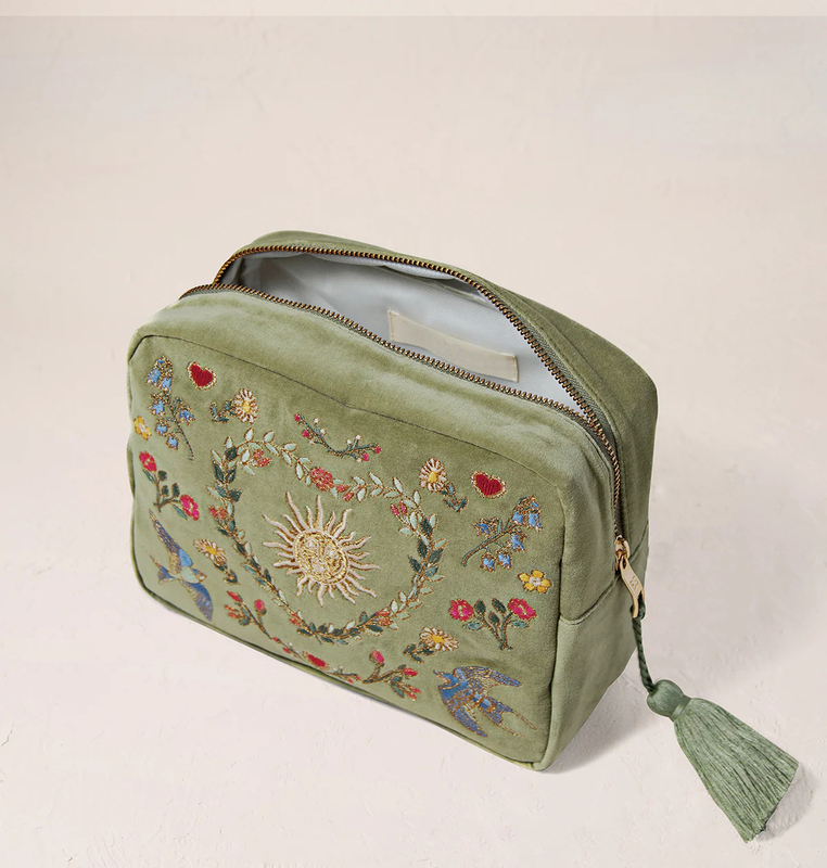 Personalized Women Skincare Travel Makeup Cosmetic Pouch Bag Embroidered Flower Velvet Cosmetic Clutch Bag Set with Tassels Zip