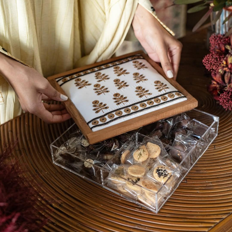 Transparent Acrylic Mbroidered Candy Chocolate Dates Box with Dividers