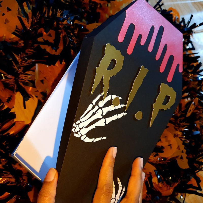 Halloween Scary Coffin Treat Boxes Custom Cardboard Packaging Large Coffin Shaped Spider Skeleton Hand Horror Candy Gift Box