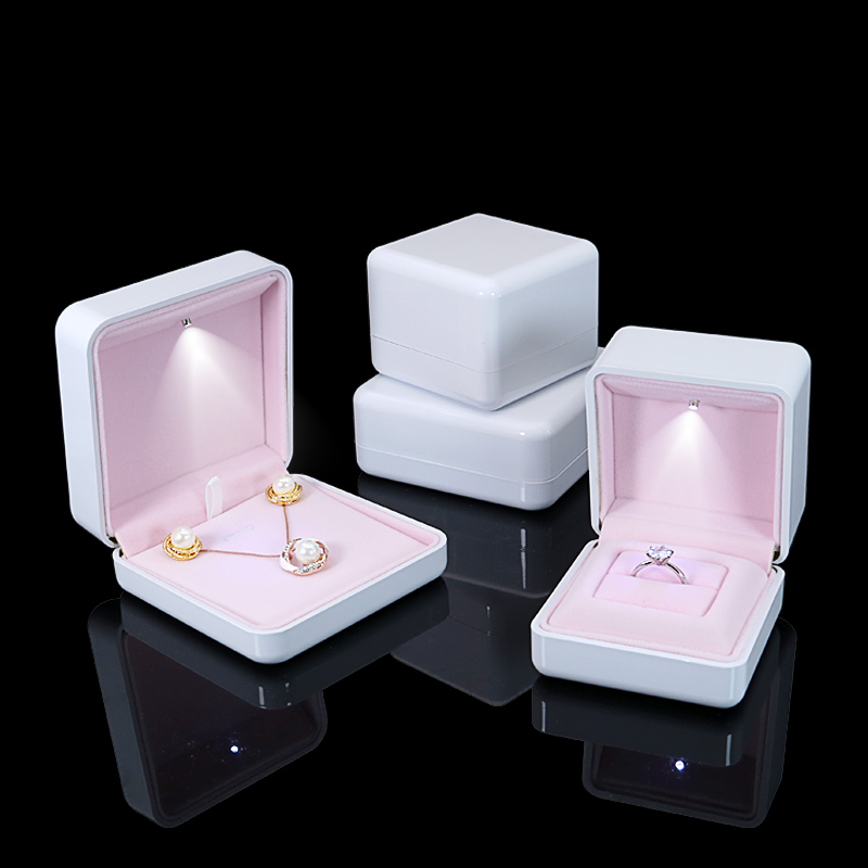 Custom Deluxe LED Light Jewelry Box LED Plastic Gift Box Ring Necklace Pendant Jewelry Box