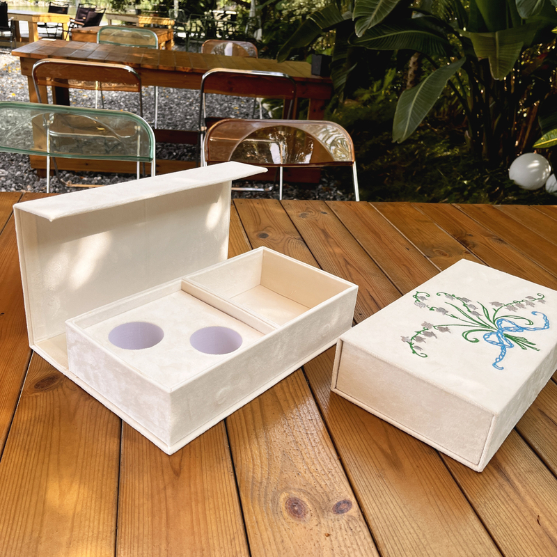 Flip Custom Elegant Velvet Perfume Box Packaging Empty Bottle 50ml Magnetic Design Flowers Embroidered Skincare Perfume Gift Box