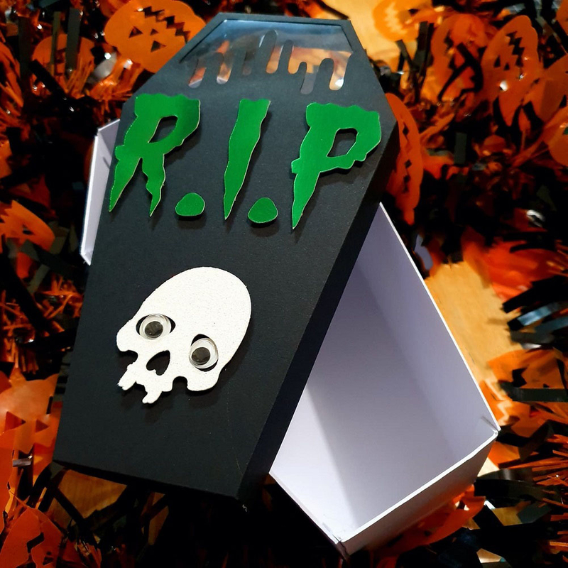 Halloween Scary Coffin Treat Boxes Custom Cardboard Packaging Large Coffin Shaped Spider Skeleton Hand Horror Candy Gift Box