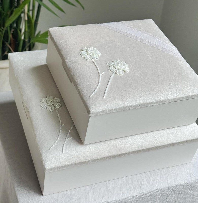 Premium Wedding Favour Candy Box Fabric Embroidered Box White Beaded Transparent Sweets Chocolate Bonbon Packaging Box