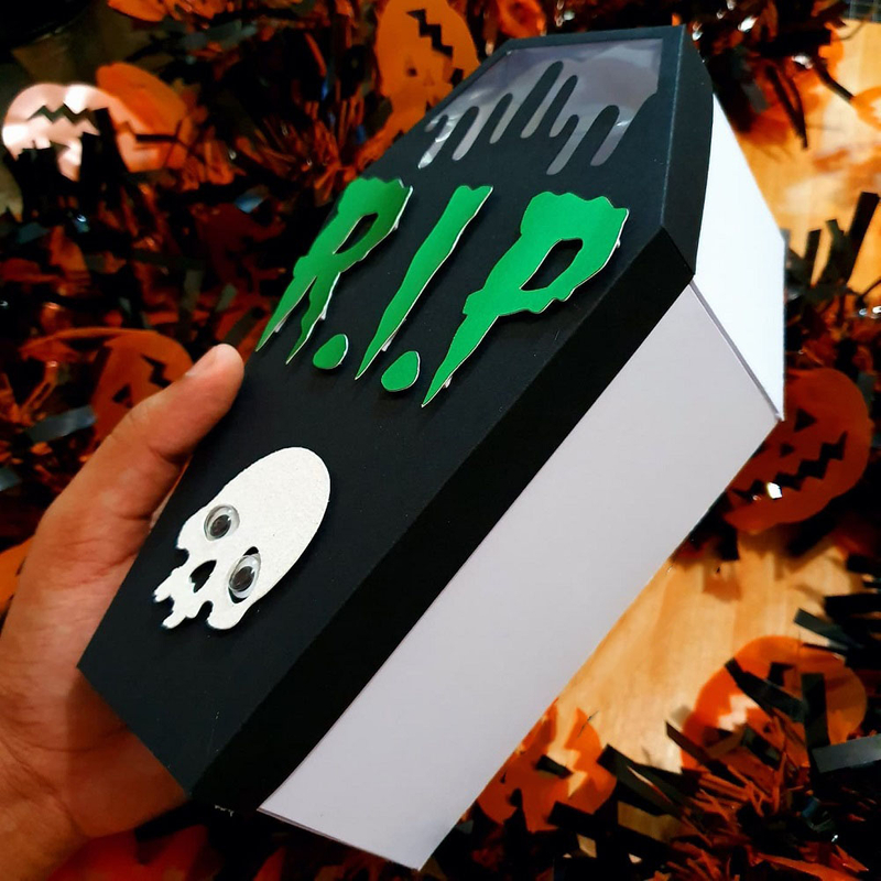 Halloween Scary Coffin Treat Boxes Custom Cardboard Packaging Large Coffin Shaped Spider Skeleton Hand Horror Candy Gift Box