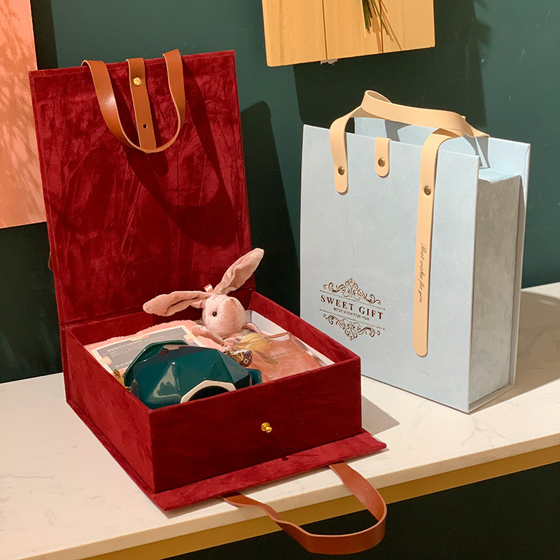 Luxury Soft Suede Lamination Rigid Cardboard PU Band Handle Gift Box Custom Golden Foil Logo Paper Clamshell Gift Box