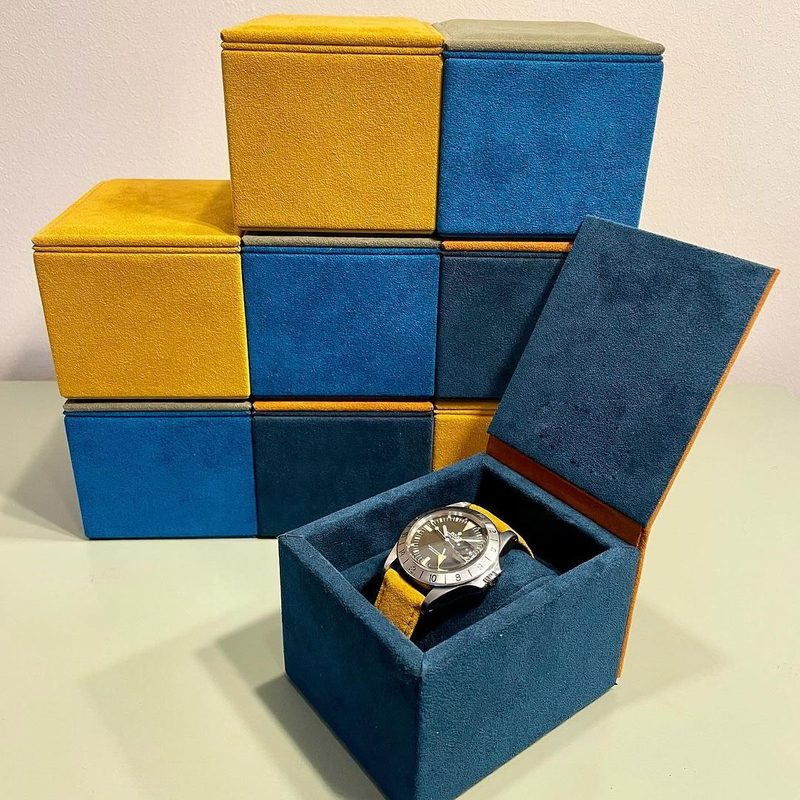 Custom Velvet Clamshell Magnet Flap Cardboard Watch Bracelet Jewelry Gift Set Packaging Box with Pillow Insert