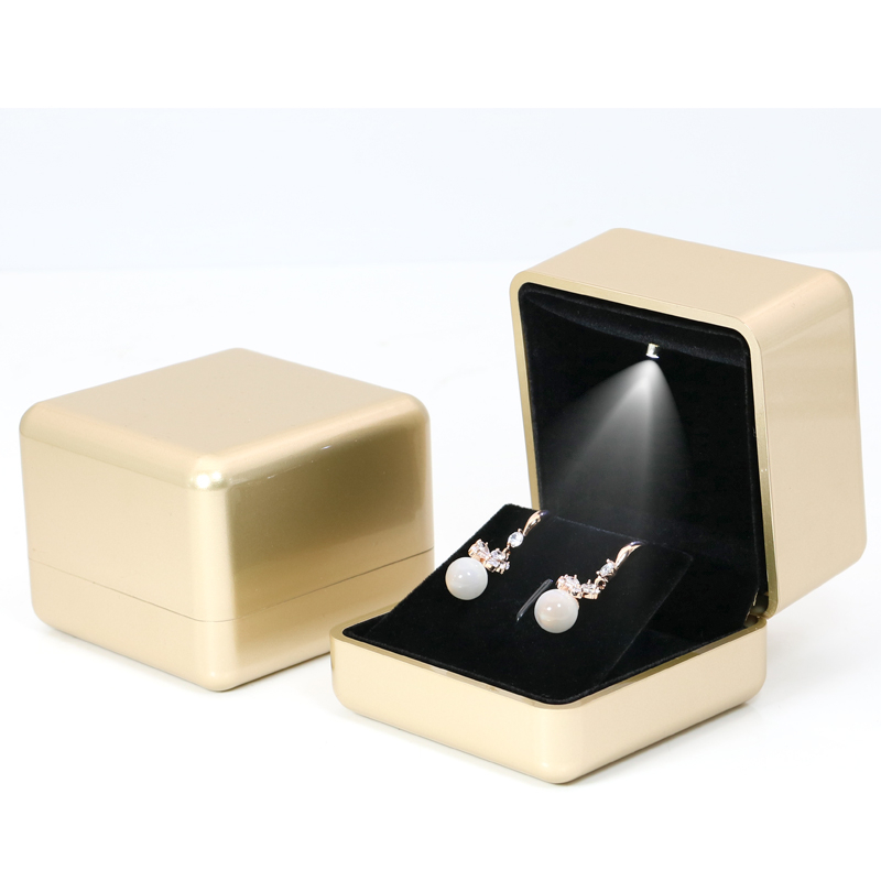 Custom Deluxe LED Light Jewelry Box LED Plastic Gift Box Ring Necklace Pendant Jewelry Box
