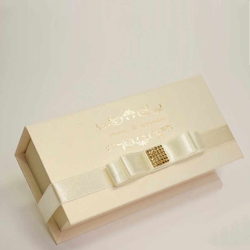 Fancy Mini White Gold Wedding Magnetic Closure Gift Storage Paper Box Packaging with Ribbon Lids Wedding Candy Box