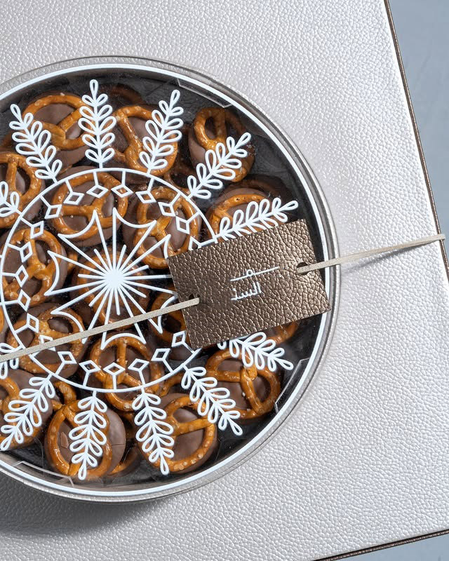 Leather Dessert Food Candy Packaging Box Custom Sequin Embroidery Transparent Ramadan Birthday Cake Macaron Chocolate Gift Box