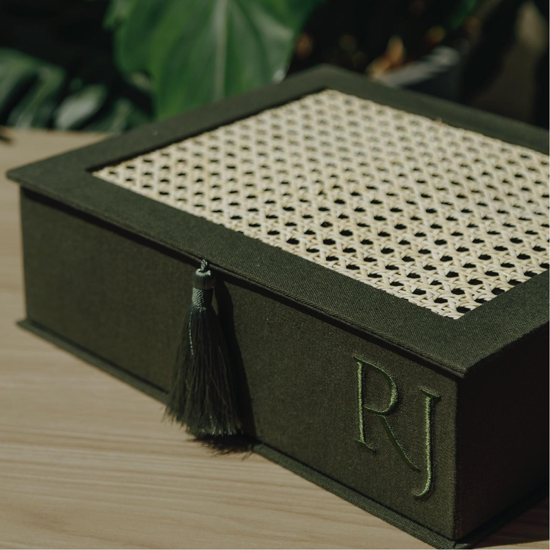 Custom Square Fabric Packaging Green Woven Lid Storage Box Embroidery Logo Magnetic Wedding Favour Boxes with Tassel Decoration