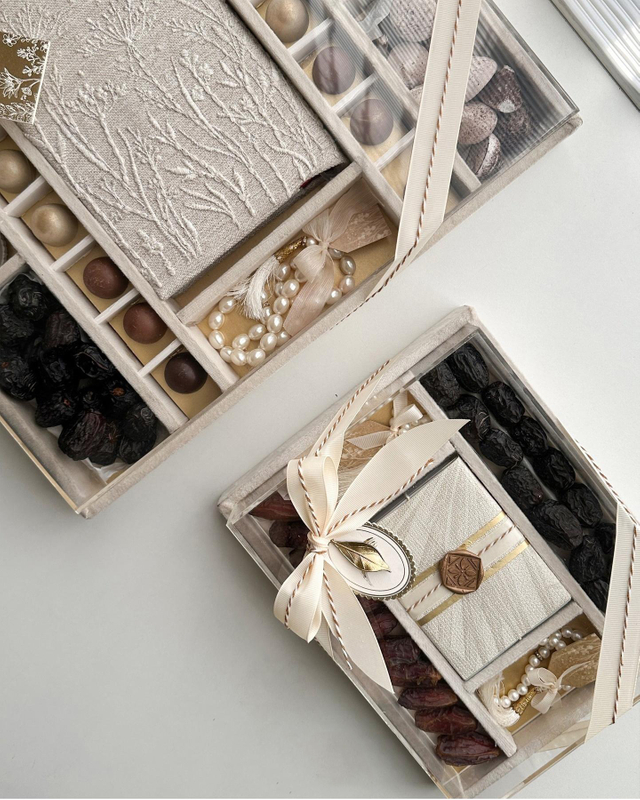 Custom Square Suede Food Box Candy Chocolate Covered Strawberry Sweet Acrylic Ramadan Gift Boxes Packaging Transparent Lid