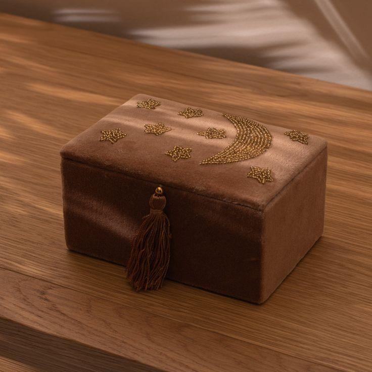 Handmade Magnetic Flip Embroidery Jewelry Box Earring Ring Jewelry Box Velvet Star And Moon Gold Beaded Jewelry Box with Tassel