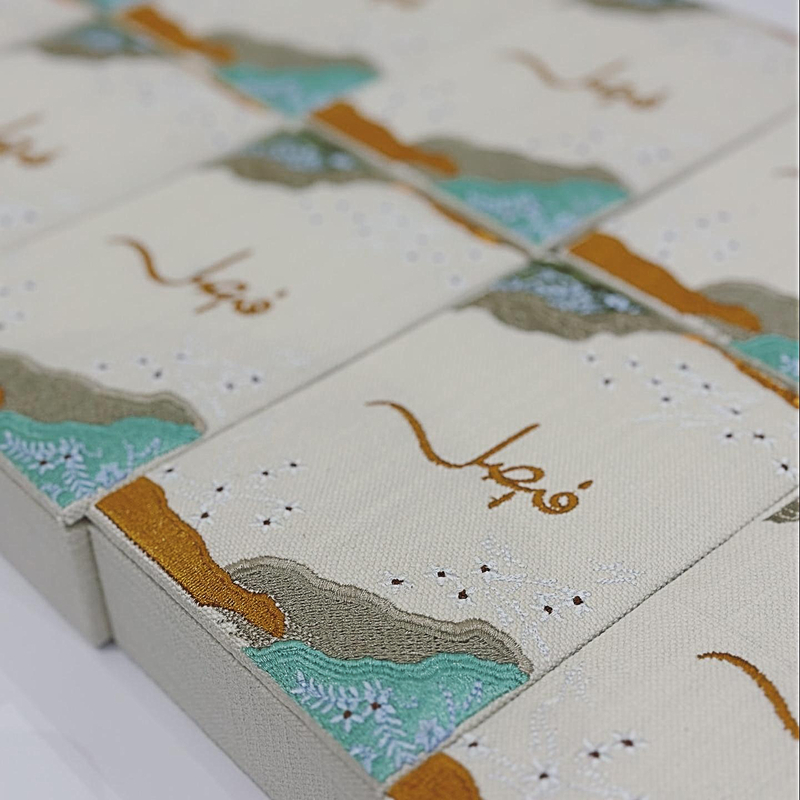 Handmade Square White Perfume Gift Box Packaging Fabric Cardboard Box Magnetic Perfume Bottle Sample Box With Embroidered Cover