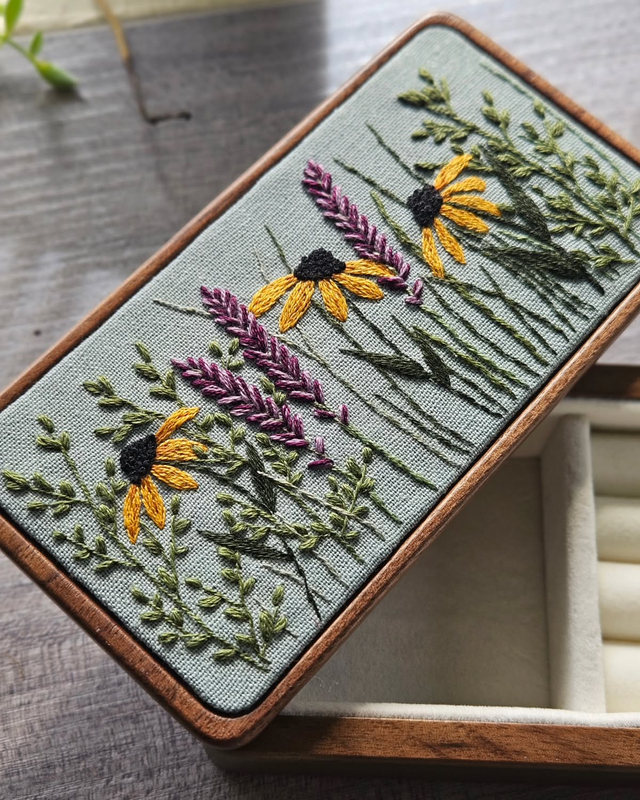 Premium Embroidered Jewelry Box Floral Pattern Linen Fabric Jewelry Box Organizer Packaging Wooden Box for Ring Jewelry