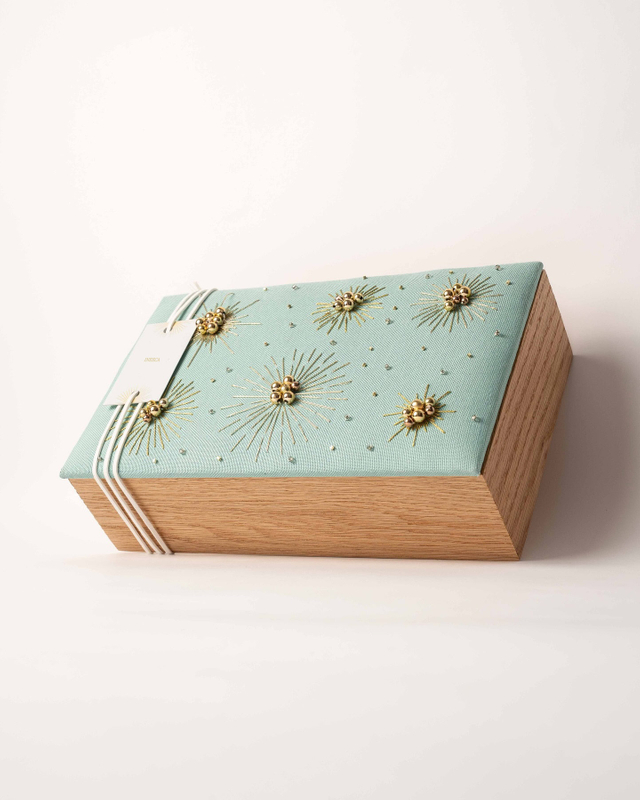  White Pearl Embroidered Box for Chocolate Green Floral Luxury Wooden Tray Candy Box Personalized Custom Dessert Packaging Box 