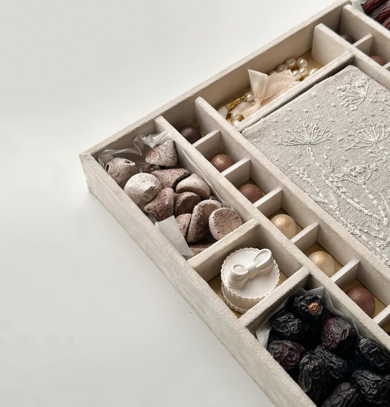 Custom Square Suede Food Box Candy Chocolate Covered Strawberry Sweet Acrylic Ramadan Gift Boxes Packaging Transparent Lid