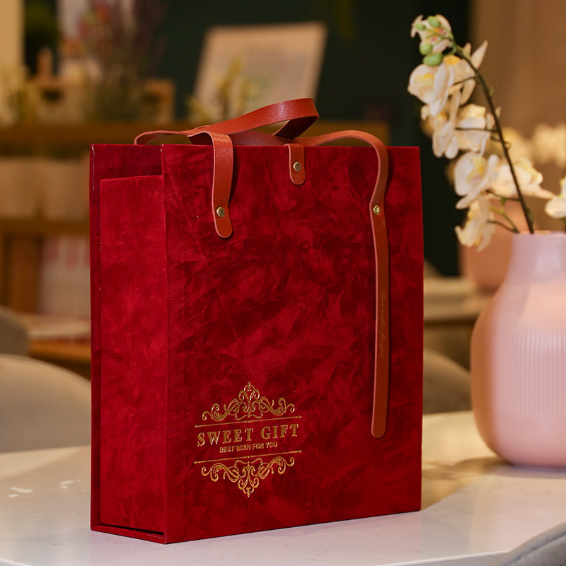 Luxury Soft Suede Lamination Rigid Cardboard PU Band Handle Gift Box Custom Golden Foil Logo Paper Clamshell Gift Box