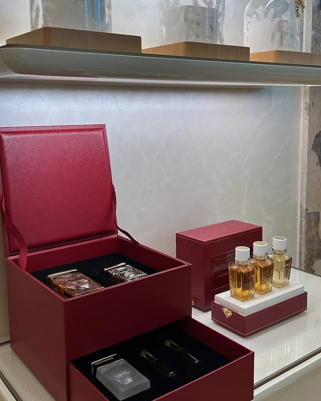 Handmade Perfume Drawer Box Packaging Specialty Paper Bright Red Custom Flip Perfume Oil Set in Box Luxury Cosmetics Gift Box