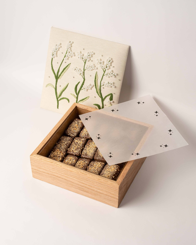  White Pearl Embroidered Box for Chocolate Green Floral Luxury Wooden Tray Candy Box Personalized Custom Dessert Packaging Box 